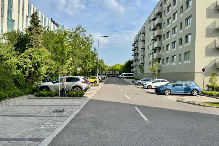 Reality LEXXUS | vnútorné GARÁŽOVÉ STÁTIE, projekt OVOCNÉ SADY, 12 m2