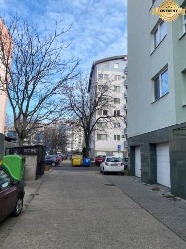 Reality Exkluzívne - Prenájom samostatnej garáže, Podzáhradná ulica