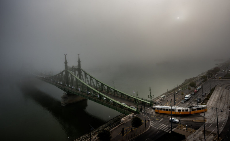 Bilde av en bro i Budapest. Tåke.
