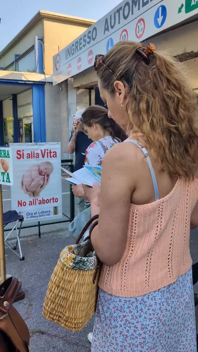 È iniziata, intorno alle 7.30, davanti all'Ospedale Maggiore di Cremona la consueta "preghiera per la vita" e contro l'a...