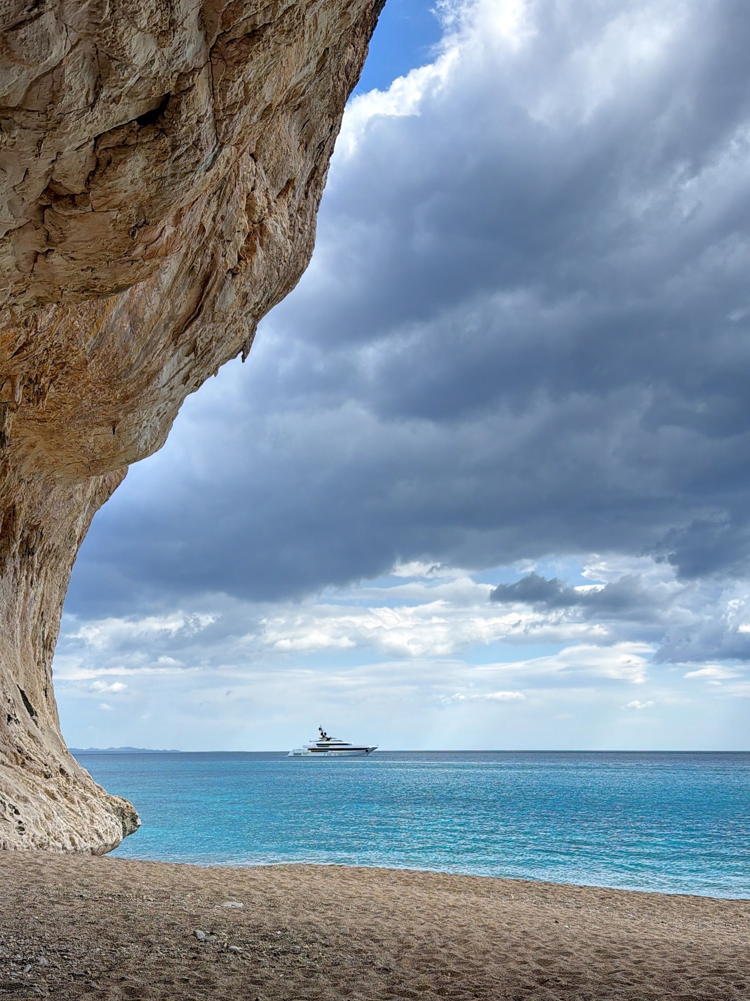 Cala Luna, uno dei simboli della costa est della Sardegna orientale e un monumento naturale di straordinario fascino. Co...