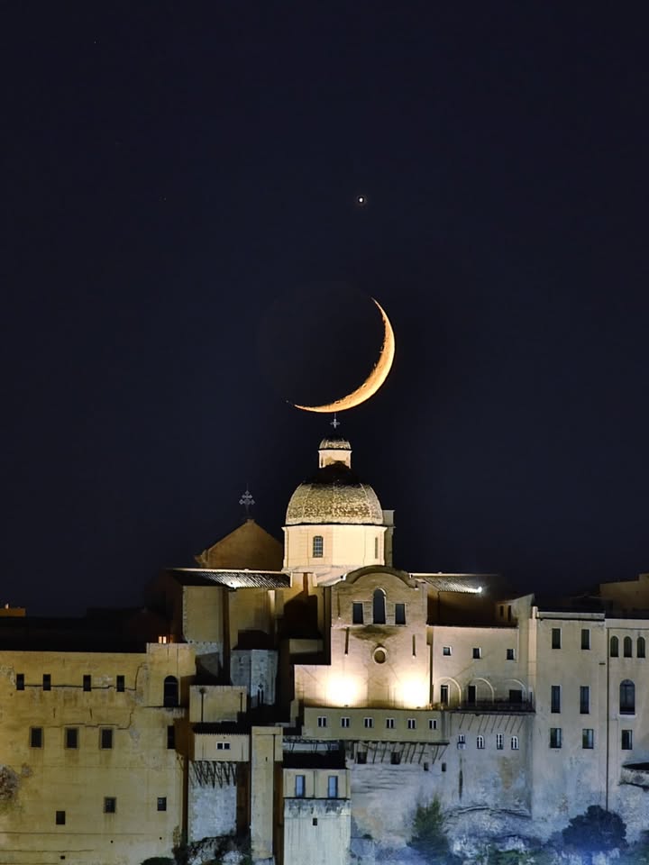 La Luna con Venere tramontano sulla cattedrale Di Cagliari 🌙

📸 Manuel Floris, astrofisico e direttore de “Il Planerario...