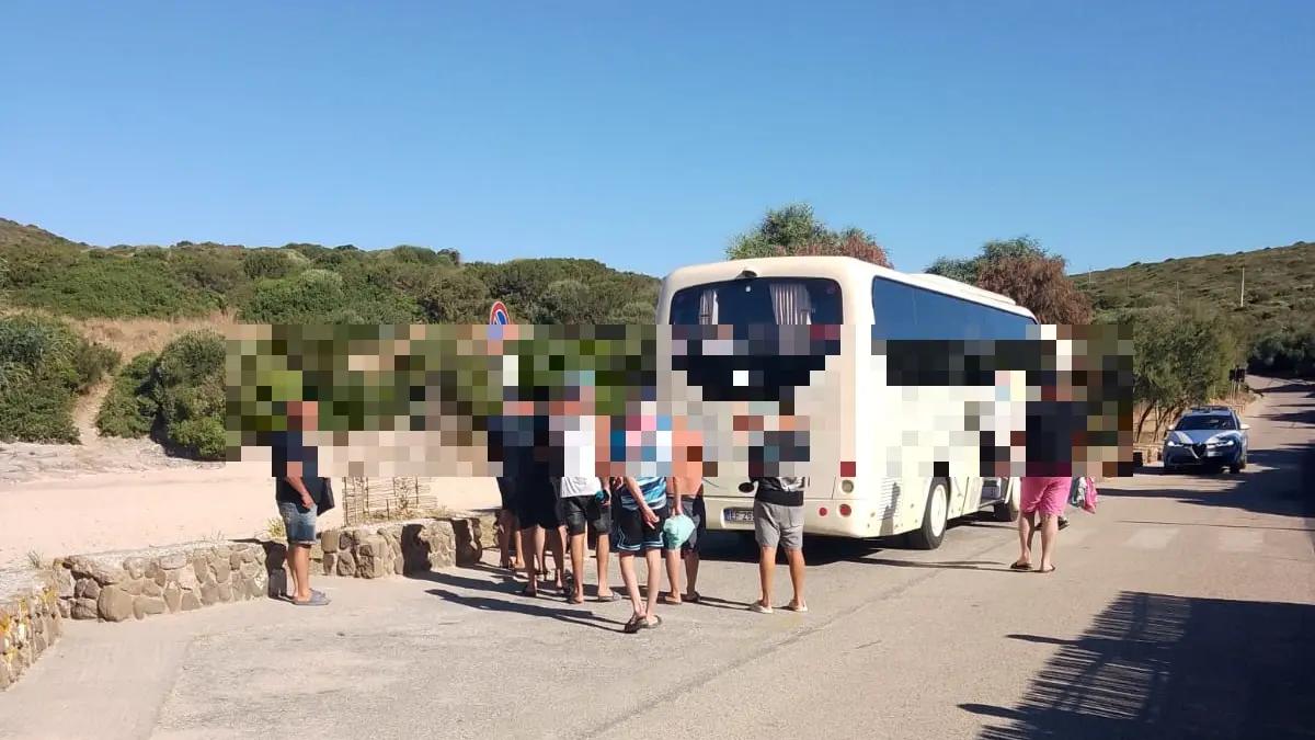 Uno dei migranti è stato soccorso dal personale sanitario e trasportato all’ospedale Sirai di Carbonia a causa di un pri...