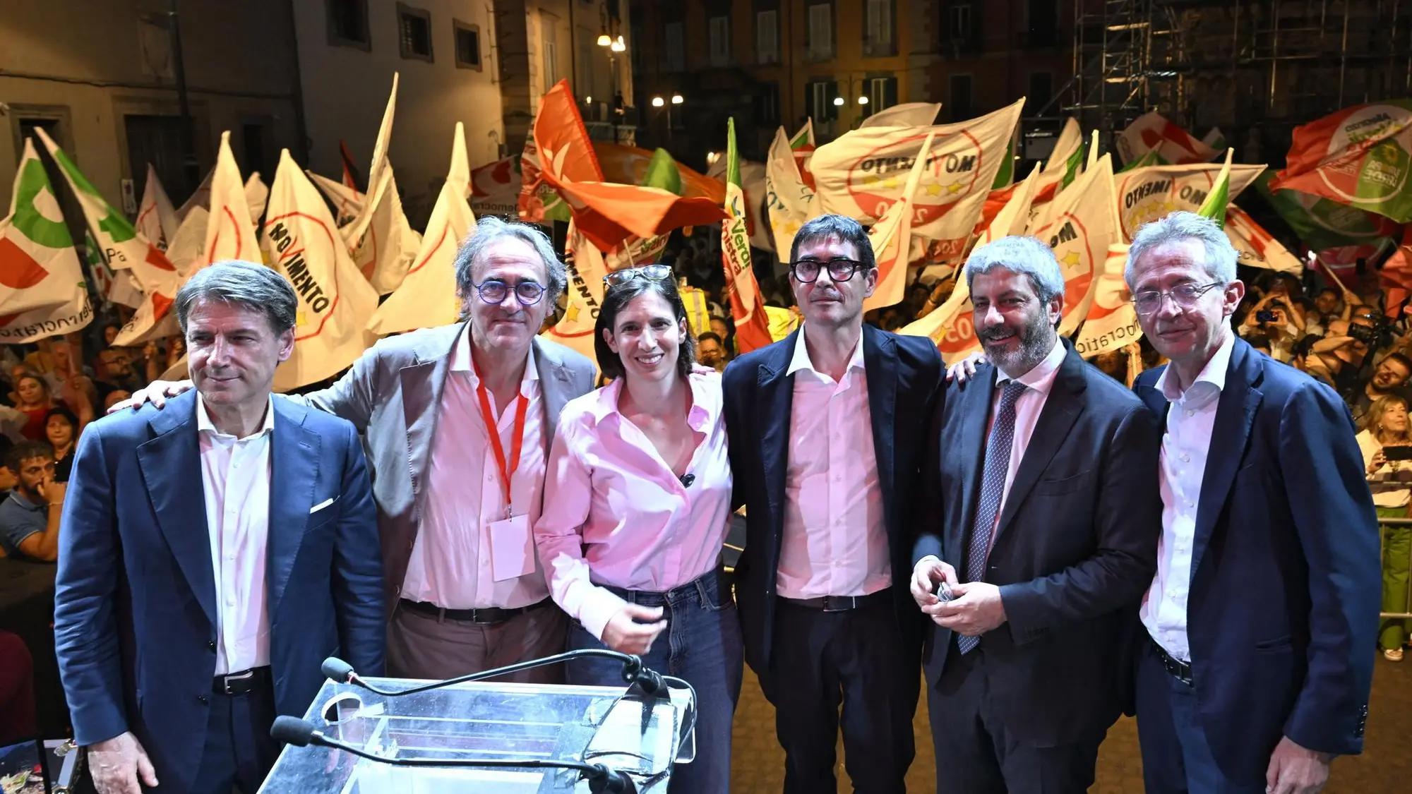 I leader di PD, Movimento 5 Stelle e Avs sul palco tutti assieme: "Uniti per battere la destra"...