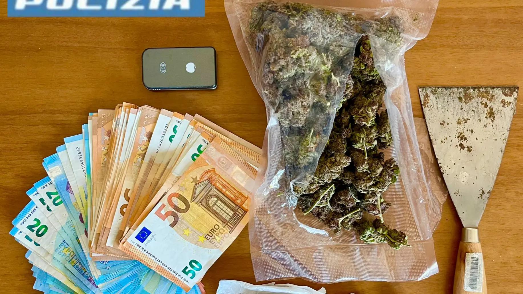 Sequestrati 100 grammi di marijuana e 25 di hashish, oltre a 2.800 euro in contanti...
