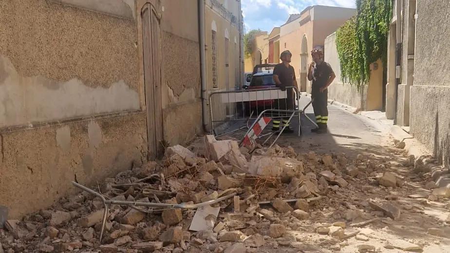 «Migliaia di euro di danni all’auto», lamenta un cittadino. «Non esco in giardino perché ho paura che mi cada addosso», ...