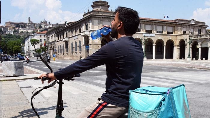 Caldo, è record: a Bergamo toccati i 38,6 gradi. Rider, niente stop: «Non avrebbero ristori»

...