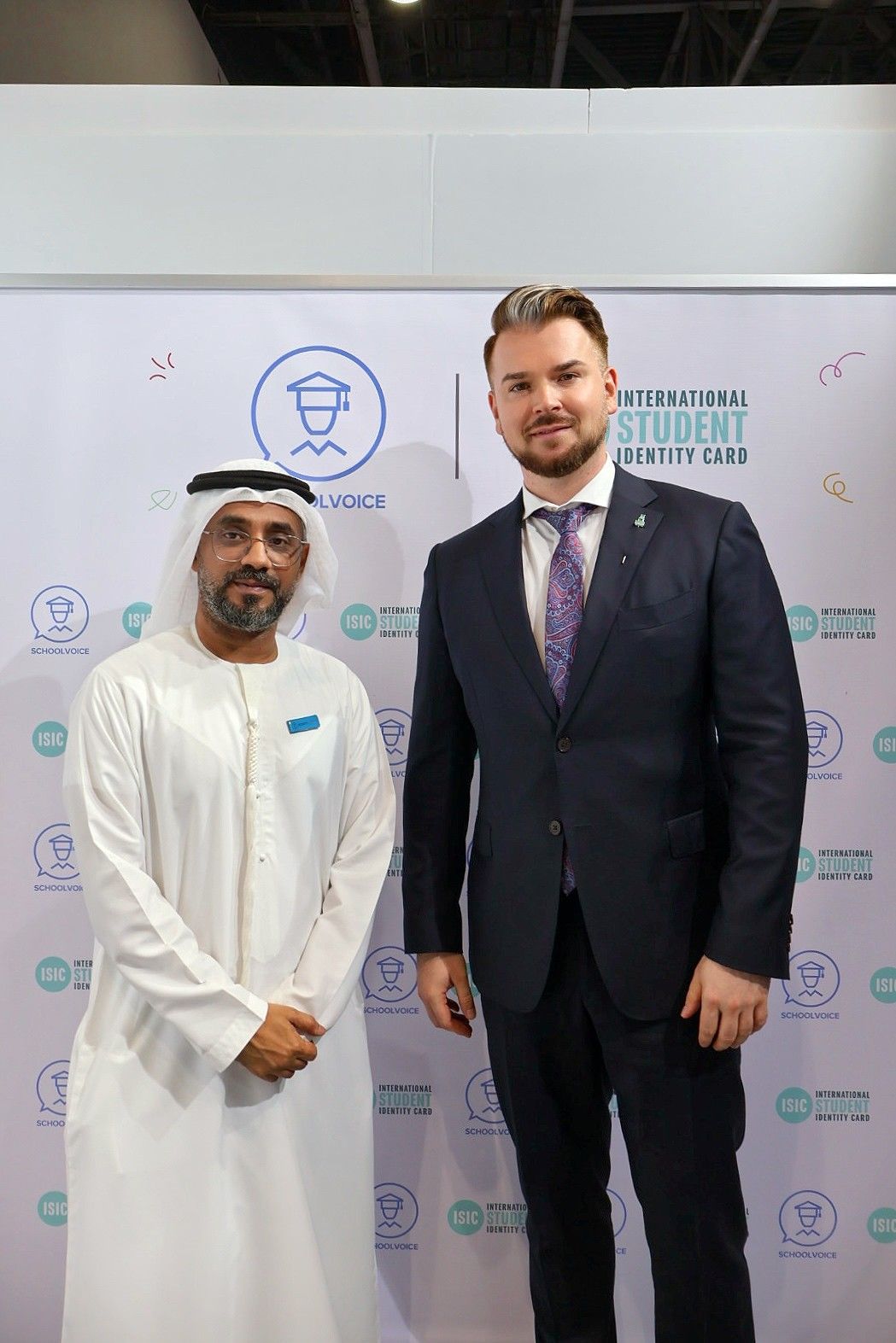 علي بن يحيى مع ميشال ليزو المدير الإقليمي لـ ISIC الشرق الأوسط، يعلنان شراكة سكول فويس وISIC، مما يتيح للطلاب والمعلمين الوصول إلى الخصومات العالمية والتقدم للحصول على بطاقات ISIC المعتمدة من اليونسكو مباشرة عبر المنصة