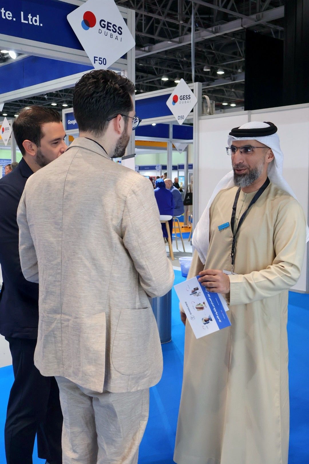 إياد سلامين يقدم ميزات سكول فويس في معرض جيس دبي للتكنولوجيا التعليمية، مع تسليط الضوء على أدوات التواصل الذكية بين المدرسة وأولياء الأمور للزوار الدوليين