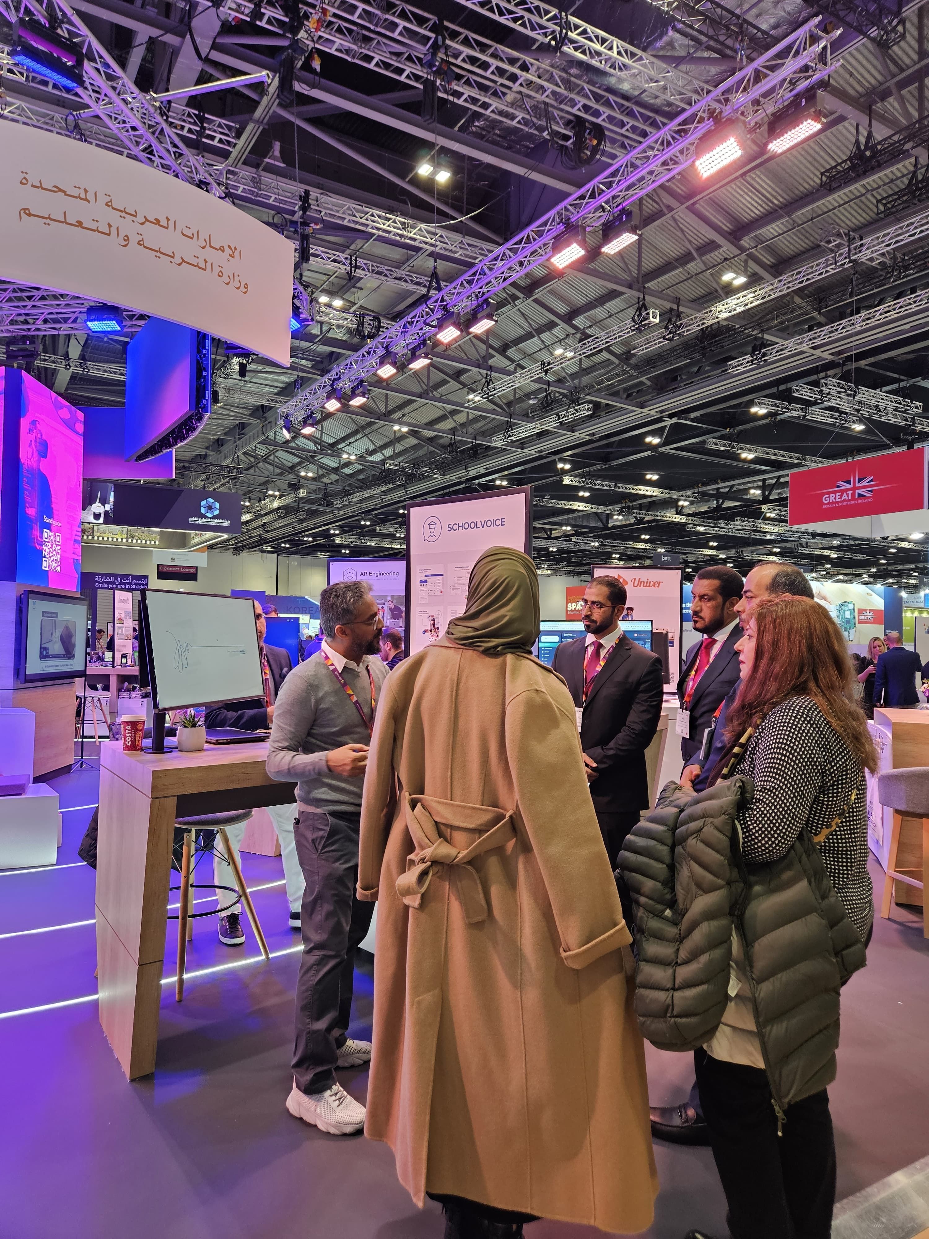 يحسّن التواصل المدرسي من خلال الرسائل الفورية والموافقات وتتبع السلوك