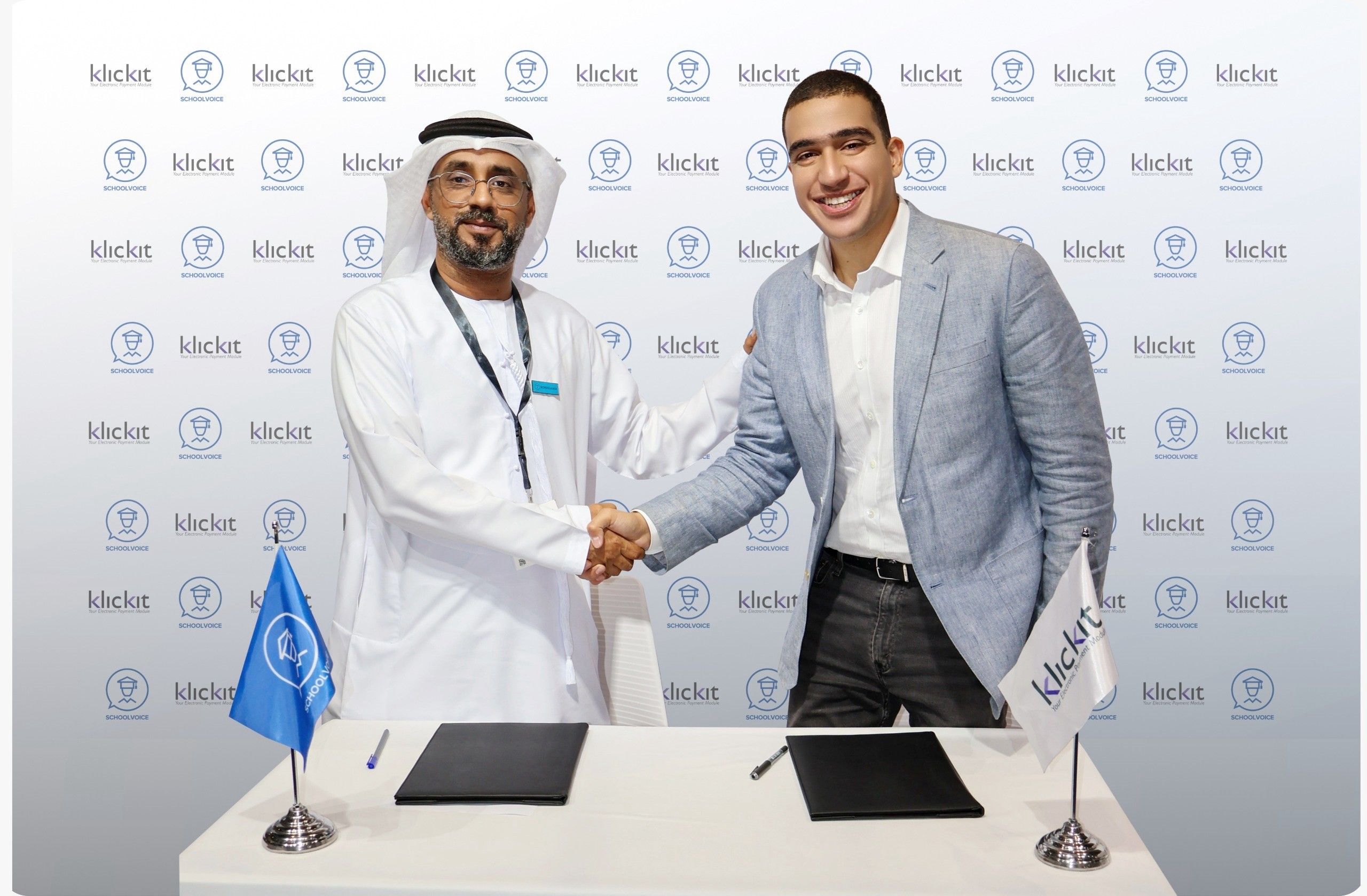 علي بن يحيى يصافح سعيد طلعت، الرئيس التنفيذي والشريك المؤسس لـ KlickIt، بعد توقيع شراكة استراتيجية لدمج سكول فويس مع أنظمة دفع الرسوم الدراسية وتوحيد التواصل مع أولياء الأمور والعمليات المالية للمدارس