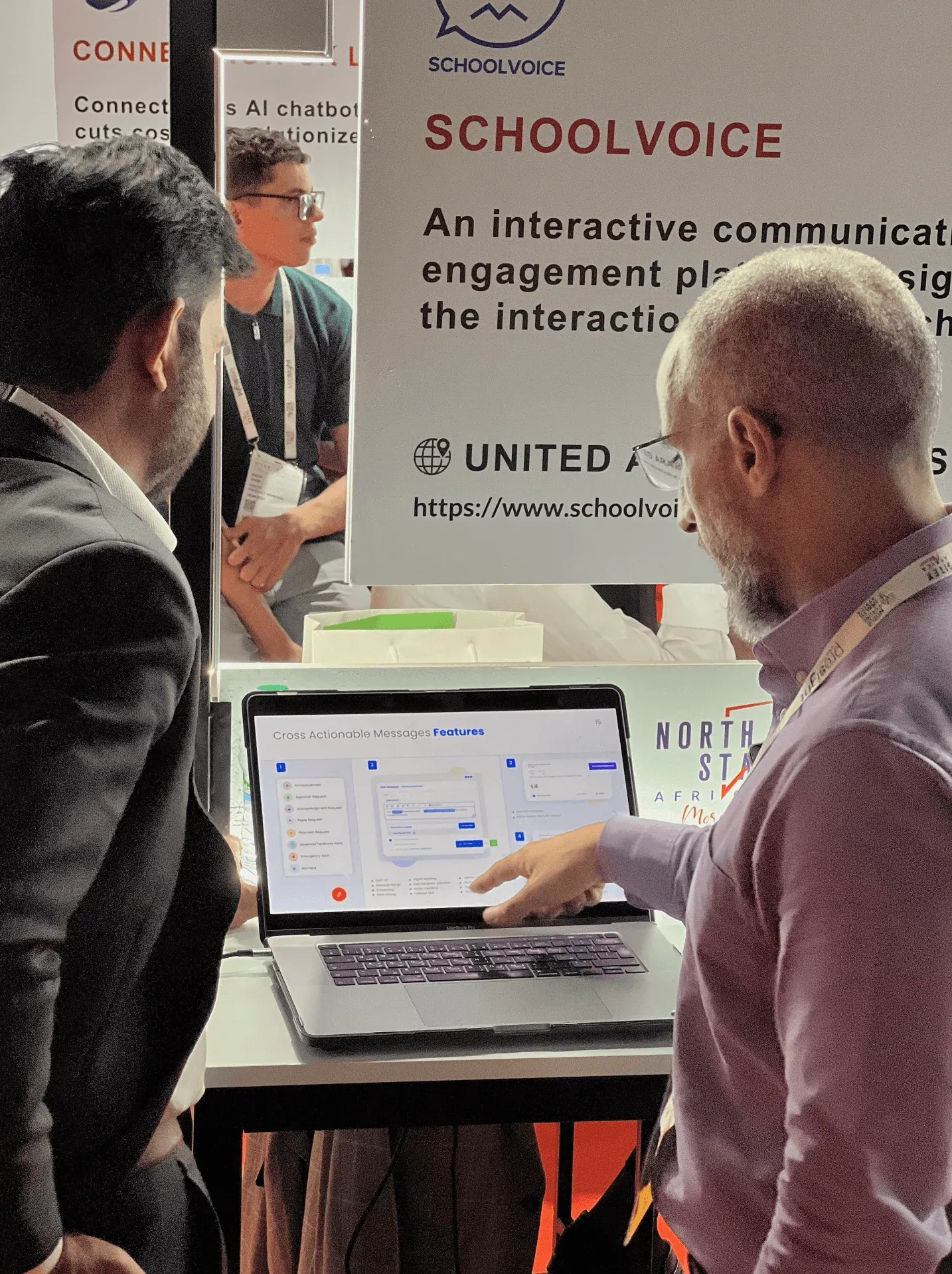 إياد سلامين يعرض منصة سكول فويس مباشرة في جيتكس أفريقيا بالمغرب، مع عرض مجموعة ميزات التواصل بين المدرسة وأولياء الأمور بما في ذلك الدردشة والقصص والرسائل القابلة للتنفيذ