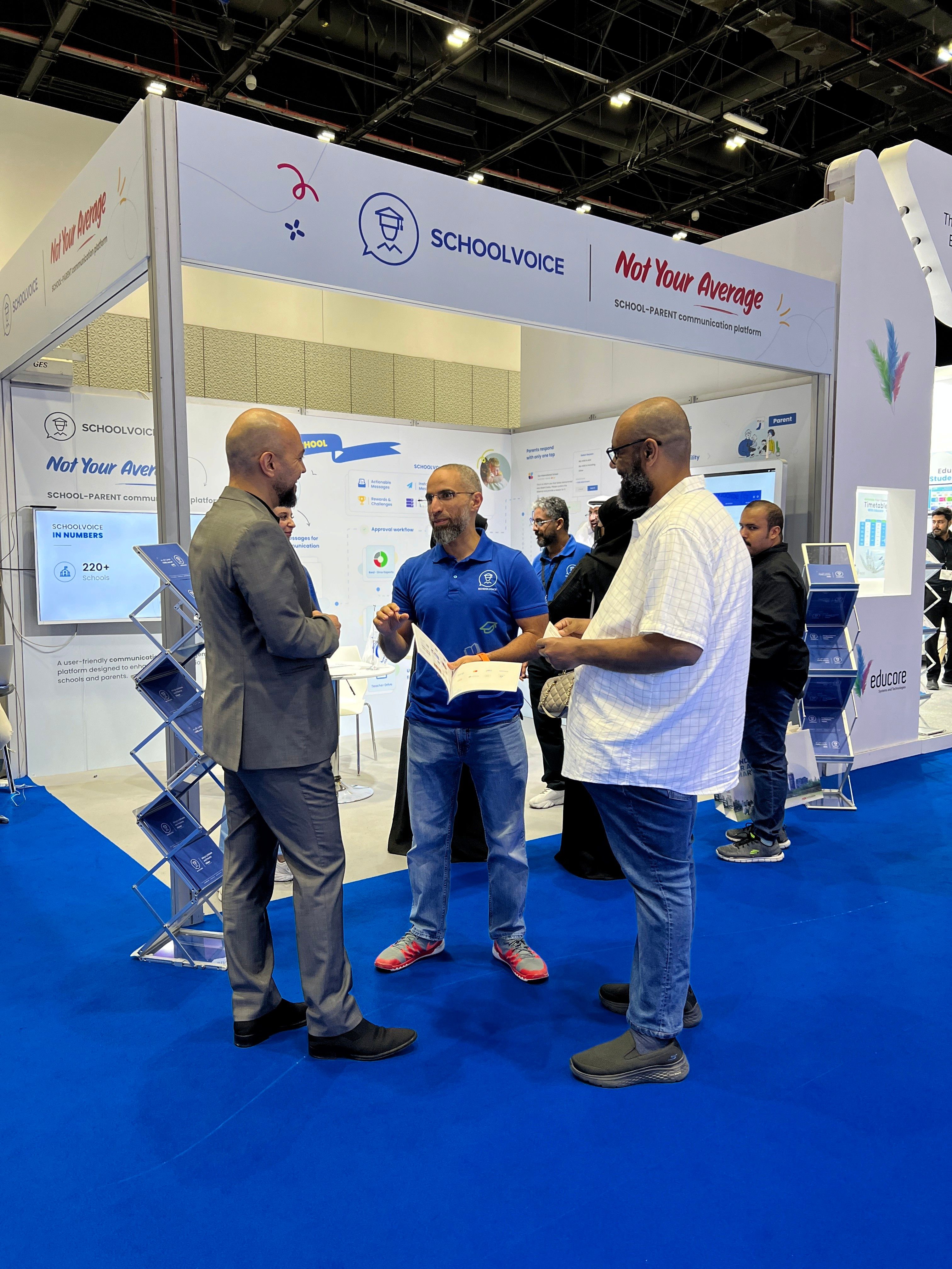 إياد سلامين يشرح فوائد التواصل والتفاعل في سكول فويس لمحمد بدوي، المدير التنفيذي ومدير أمن المعلومات في Trusted Systems، وضيف في جيس دبي أثناء تقديم كتيب المنصة