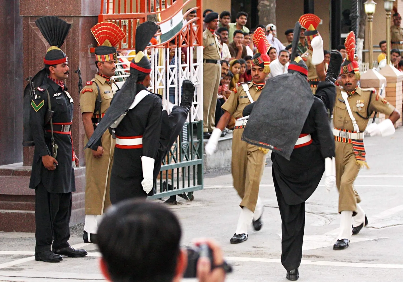 Inde-Pakistan: des militaires menaçants