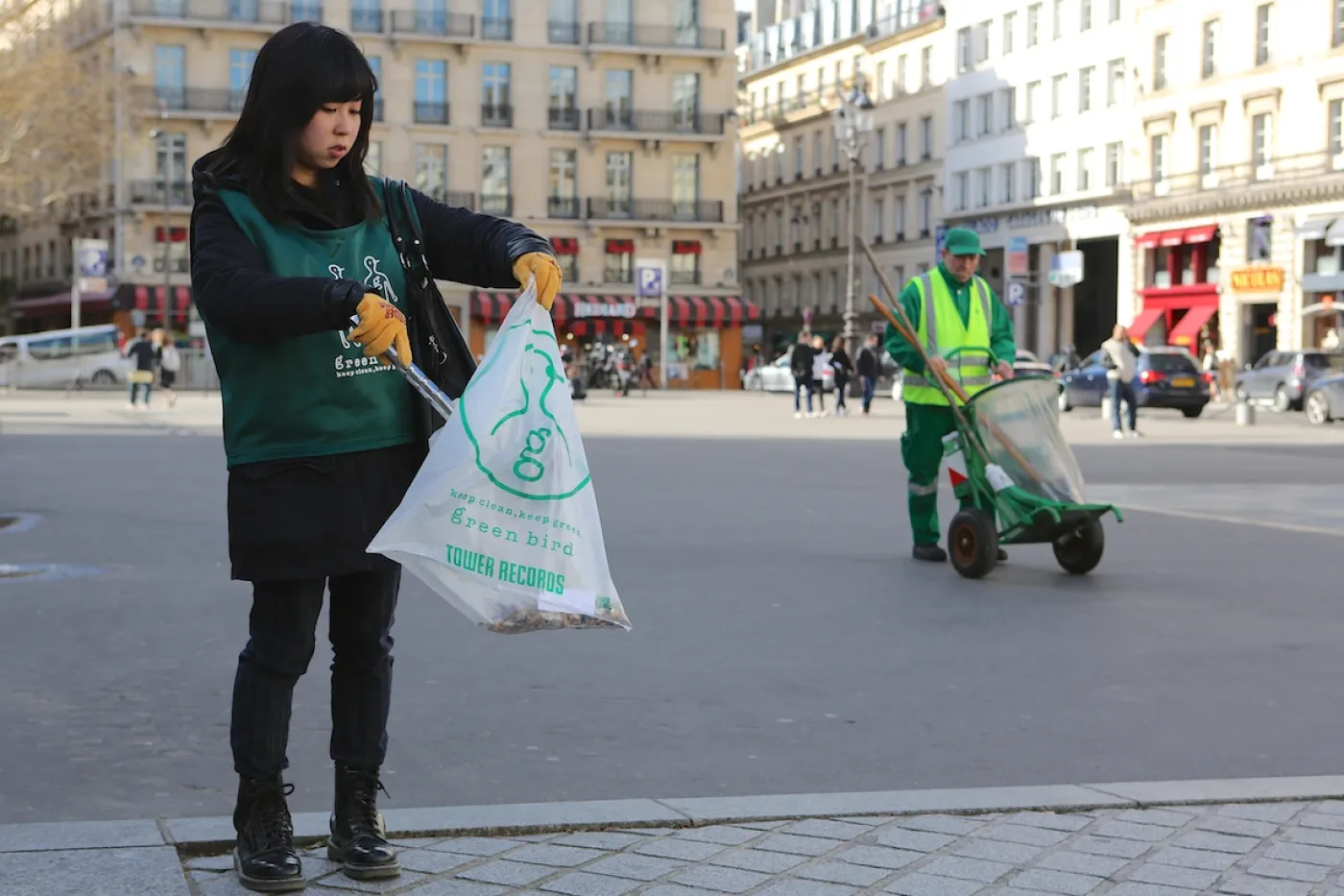 Qui sont ces Japonais qui nettoient Paris?