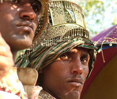 Des prêtres lors d'une halte de la procession.