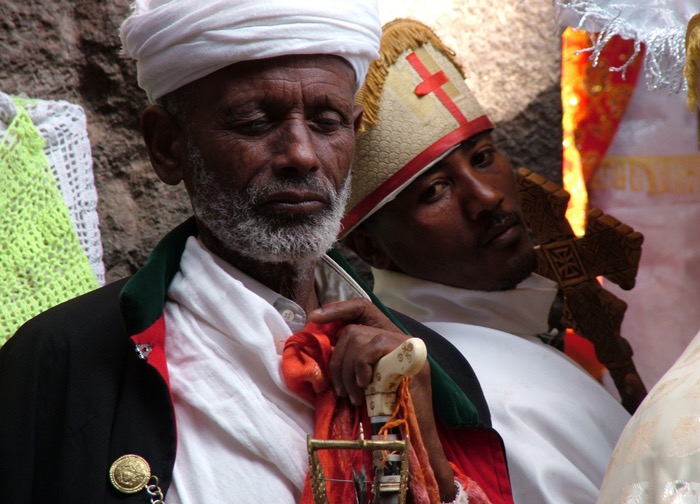 Des prêtres lors de la procession.