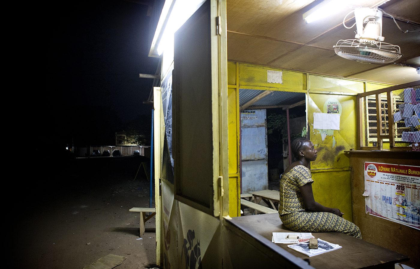 22 h 45, Mamounata attend les derniers clients devant un film américain sous-titré en arabe. A 23 h, elle fermera le club après avoir passé le balais devant le kiosque et rentré les tabourets.