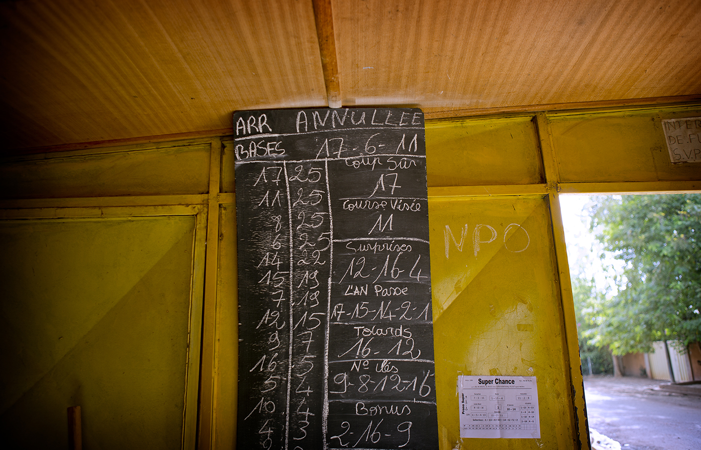 Les employées notent sur le tableau une synthèse des chiffres avancés par la presse spécialisée à l'intention des parieurs pressés ou illettrés, qui recopient avec soin le pronostic du tableau. Ce jour-là, exceptionnellement, la course est annulée. «Cela arrive une fois par an», commente Adeline.
