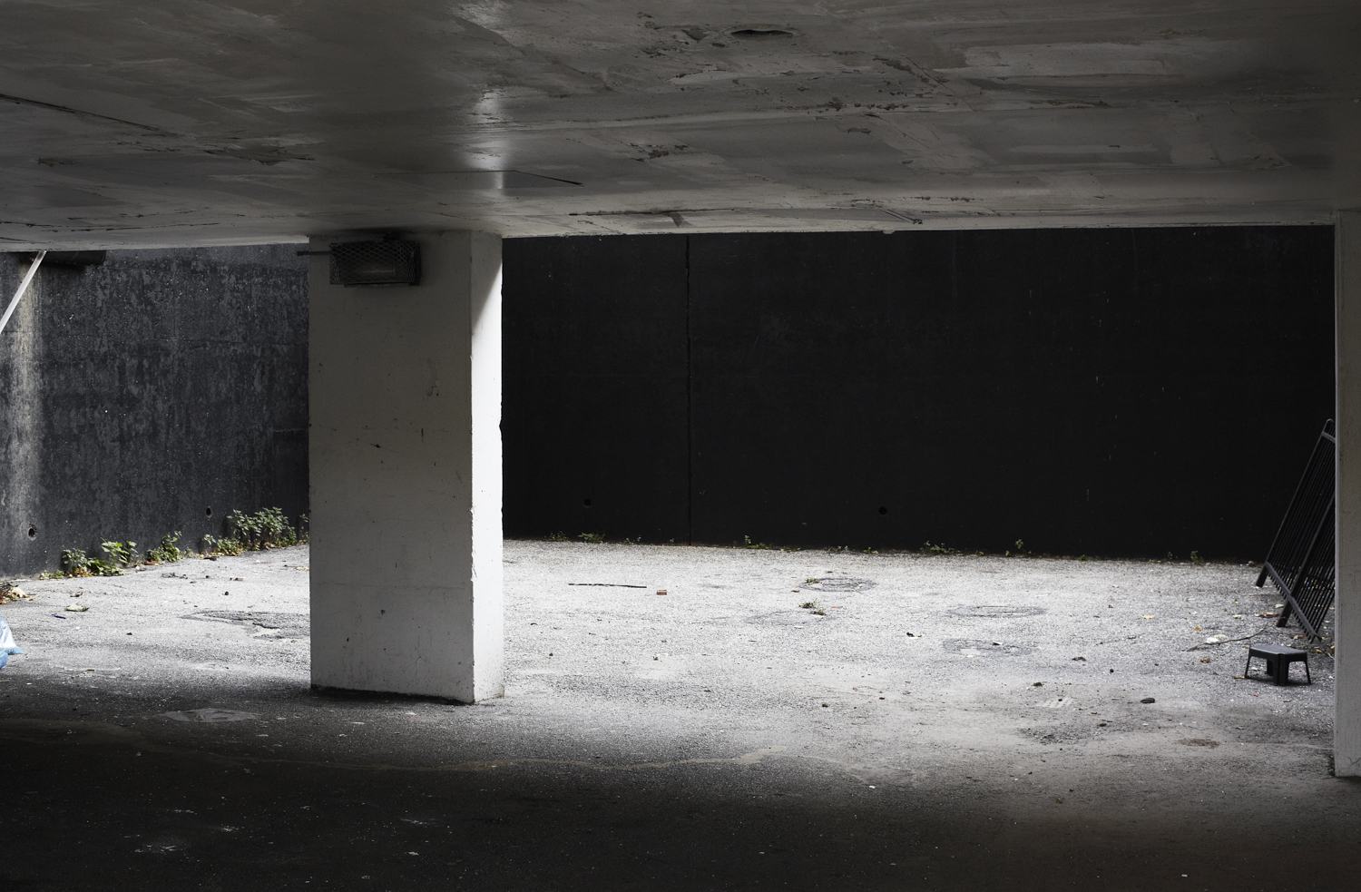 Alors que les DJs volaient le courant de l’éclairage public pour alimenter leurs platines, de nombreuses soirées se déroulaient à l’extérieur, dans des parcs, des parkings et des cours intérieures.
