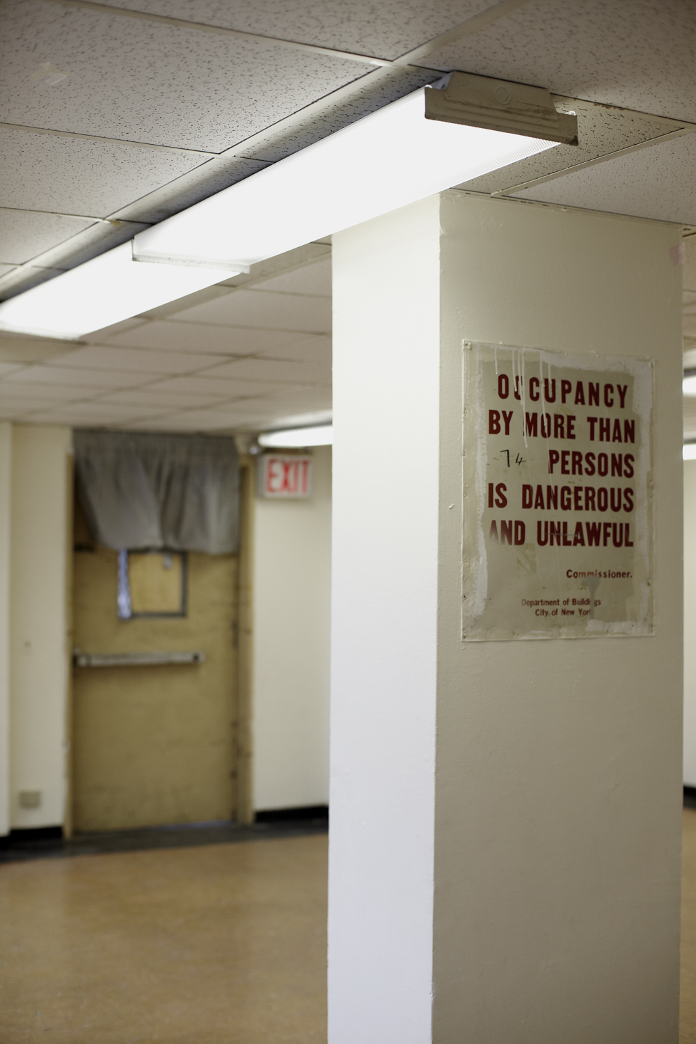 Au 1520 Sedgwick Avenue, un HLM laissé à l’abandon abrite un local emblématique. Derrière cette porte, quarante ans plus tôt, Kool Herc donna naissance à cette célèbre culture musicale.