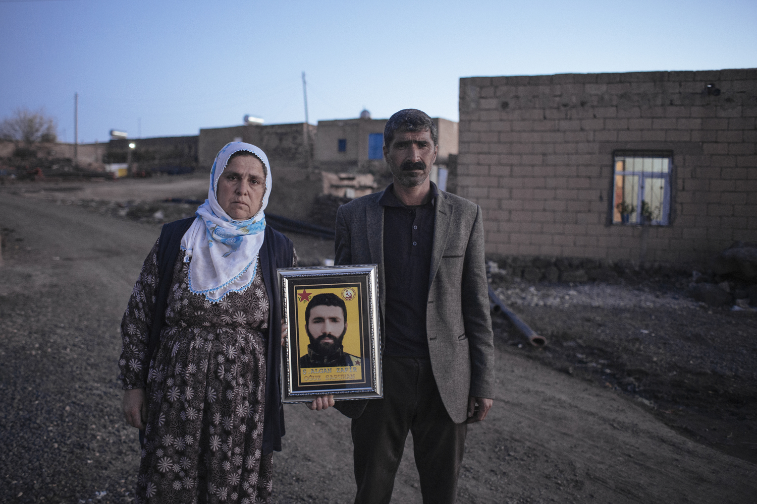 Enver (le père) et Ayse Zafir tenant le portrait de leur fils Algan mort à Kobane. Serahmet, Turquie, le 5 décembre 2015.