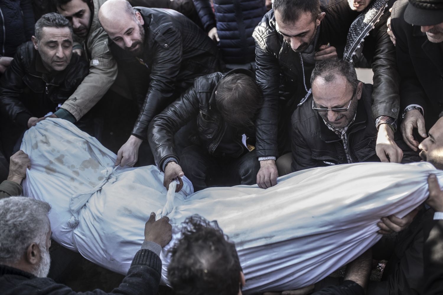 La famille d'Aziz Güler dépose son corps dans la tombe.