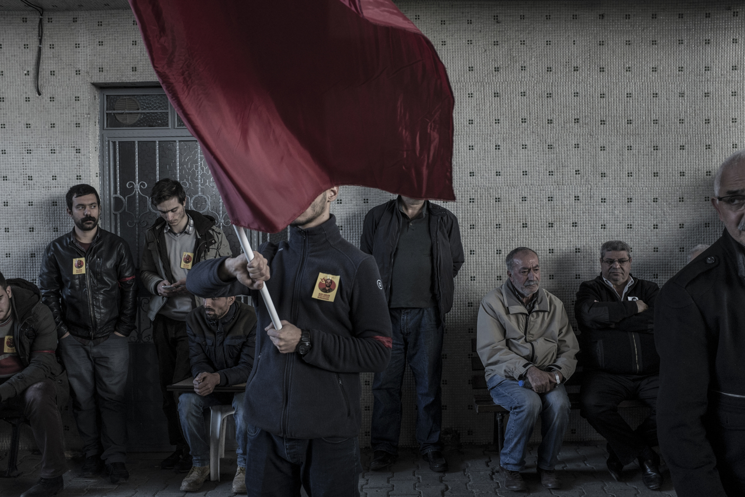 Foule rassemblée devant le cemevi, lieu de culte des Alevis, durant les funérailles d'Aziz Güler. Gazi, un district d'Istanbul, le 22 novembre 2015.