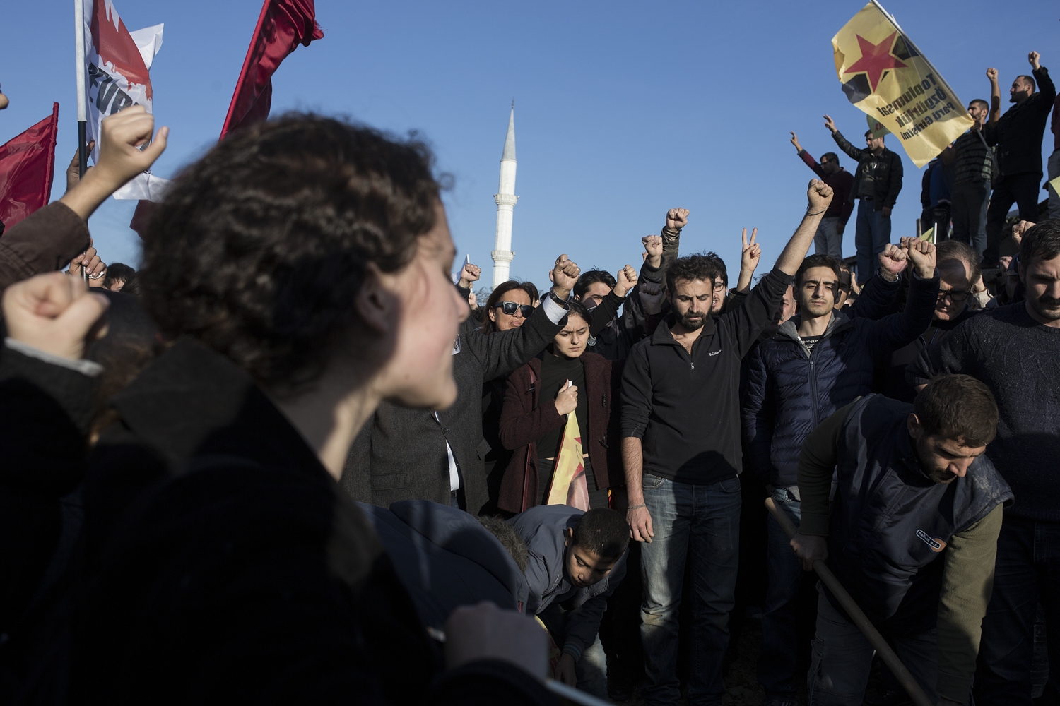 Recueillement aux funérailles d'Aziz Güler, le 22 novembre 2015, à Gazi, un district d'Istanbul.