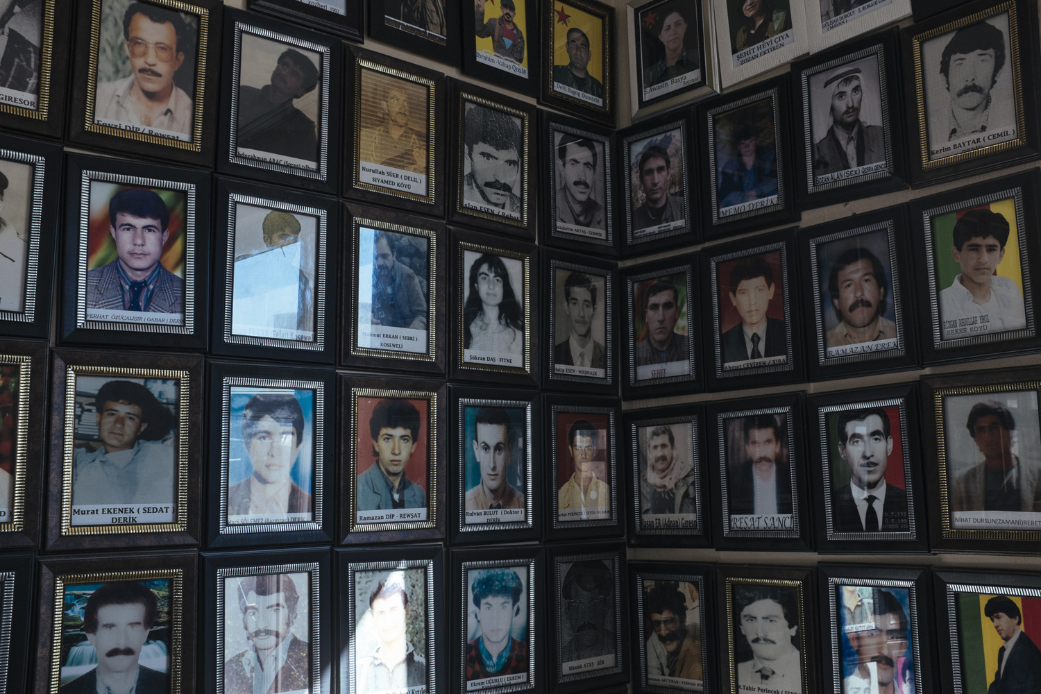 Portraits de centaines de Kurdes, habitants de la ville de Derik, morts au cours du conflit opposant le PKK aux forces de sécurité turques. Derik, Turquie, le 5 décembre 2015.