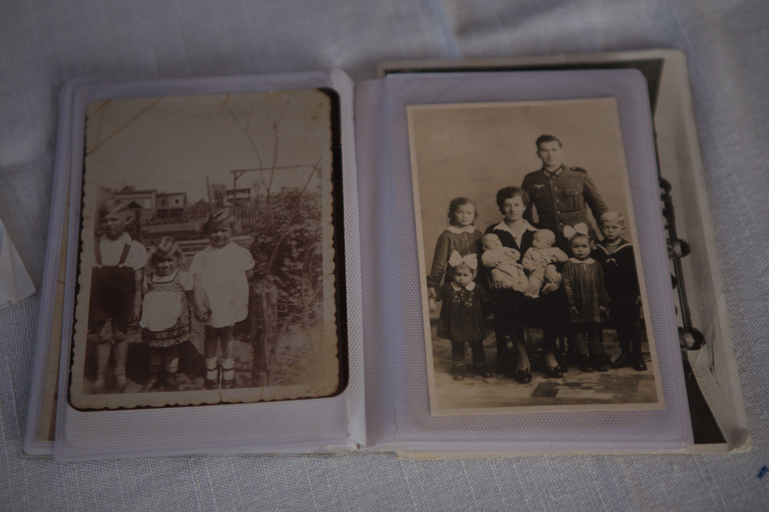 Photos de famille d'Eva Briskorn prise pendant la guerre, avec ses parents, ses frères et sœurs.