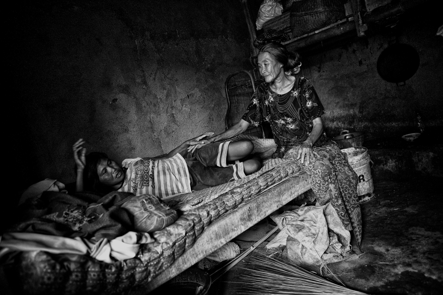 Ni Wayan a été découverte début 2014 par les bénévoles de l'ONG de Luh Ketu Suryani. Depuis que sa famille a déménagé, elle vit dans la cuisine avec sa mère qui veille sur elle.