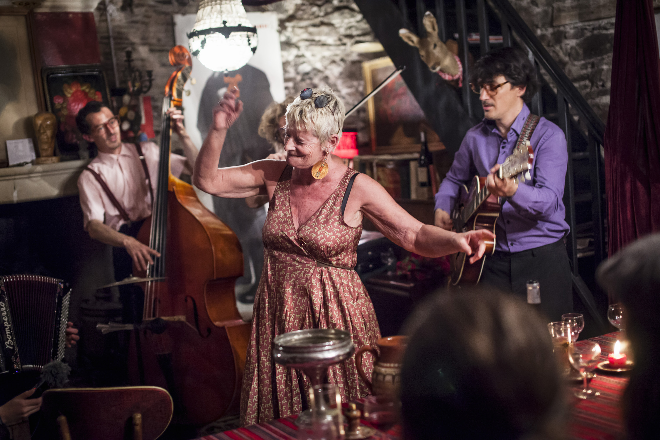 A la fin de chaque concert, Martine Thouet chante une chanson qu'elle a écrite elle-même, La Poubelle, devenue l'hymne du Lenin Café.