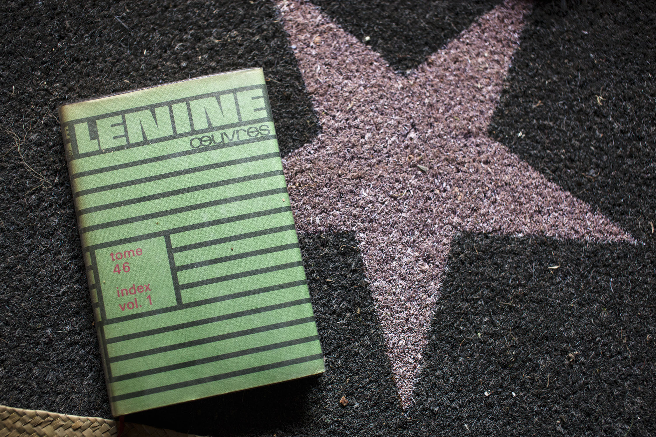 Un exemplaire d'un des livres écrits par Lénine posé sur le paillasson du dortoir du Lenin Café.
