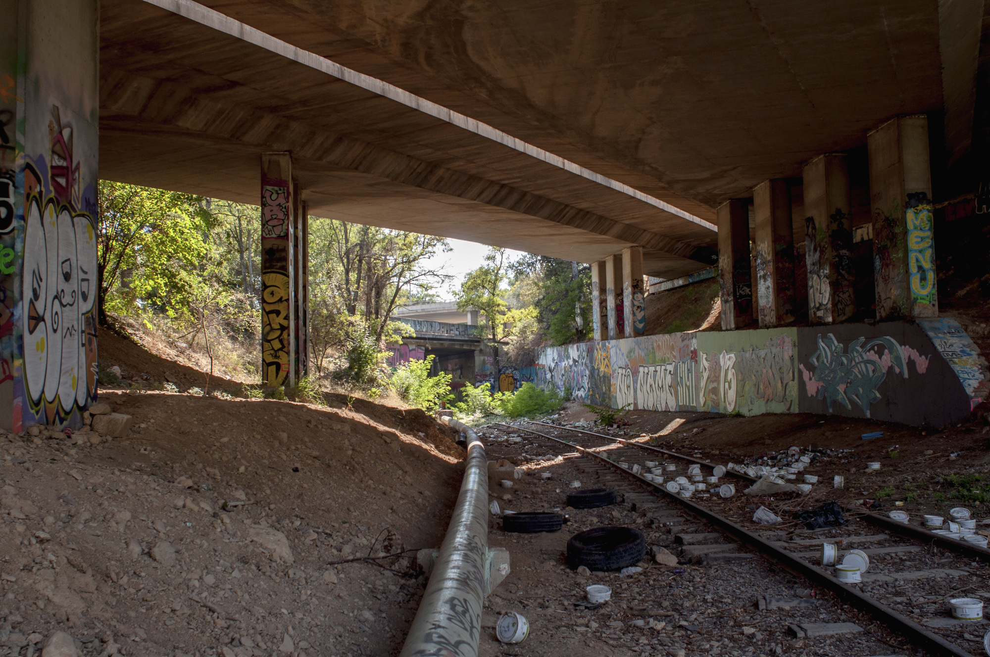 A l'approche d'Aubagne, sous un échangeur
autoroutier, le tuyau et les murs sont couverts de graffitis.