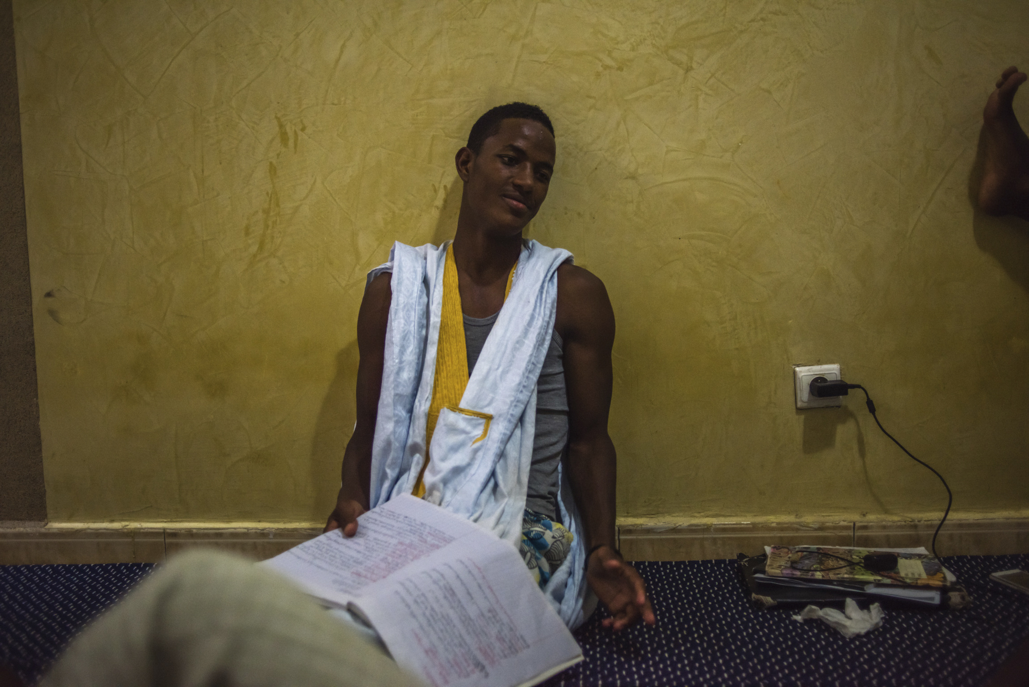 Moctar vit dans la maison de Biram Dah Abeid depuis qu'il a fui ses maîtres il y a de cela deux ans. Ici, il fait ses devoirs dans le salon.