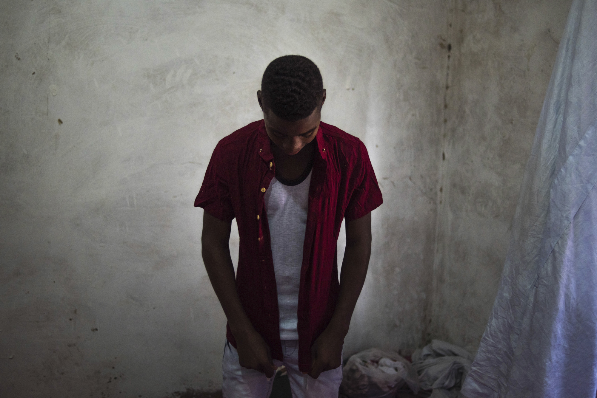 Yargue enfile sa plus belle chemise pour assister au verdict du procès de ses maîtres. Nouakchott, novembre 2016.