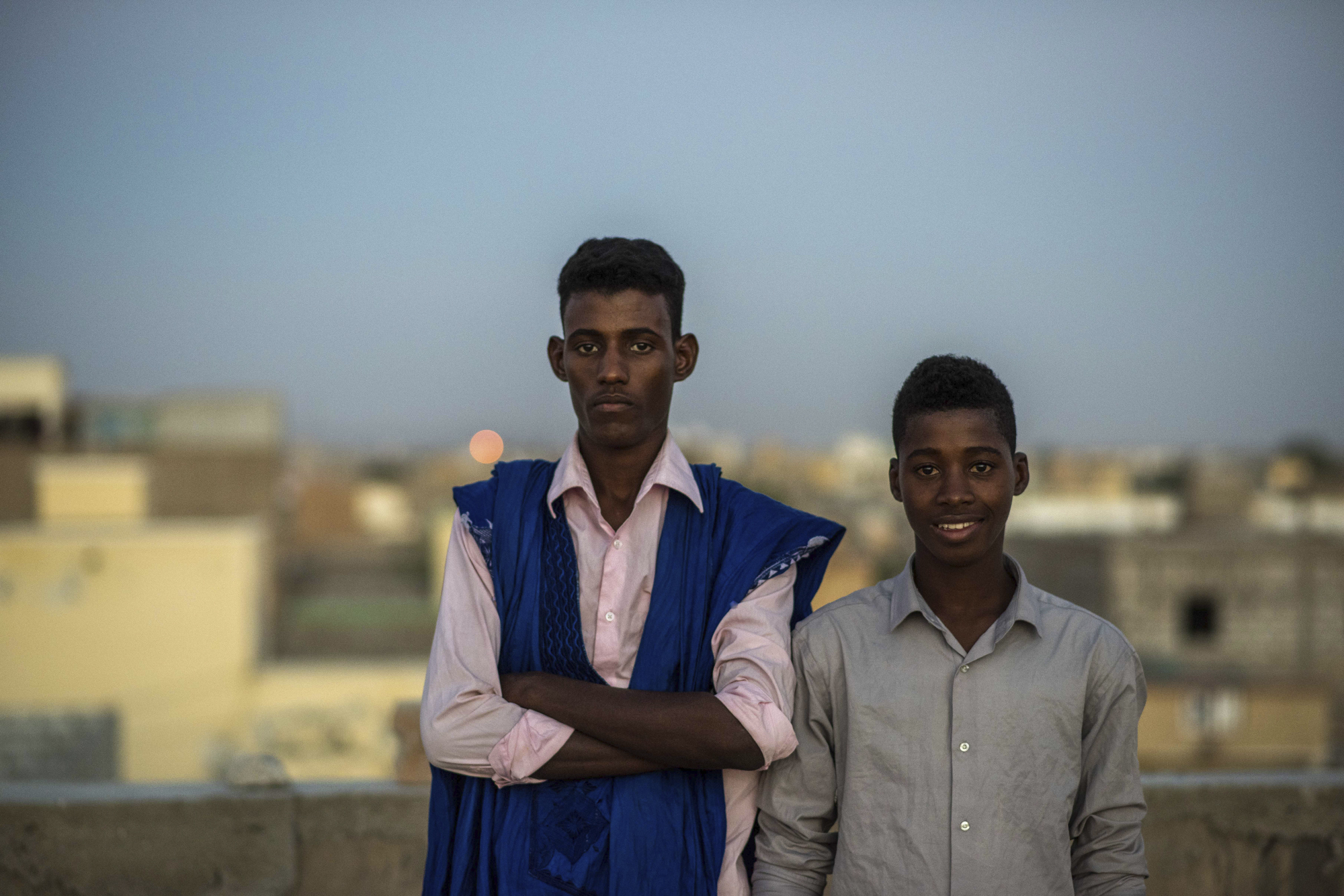 Yargue et Saïd sur le toit de la maison de Biram Dah Abeid. Quartier de Péka, Nouakchott, novembre 2016.