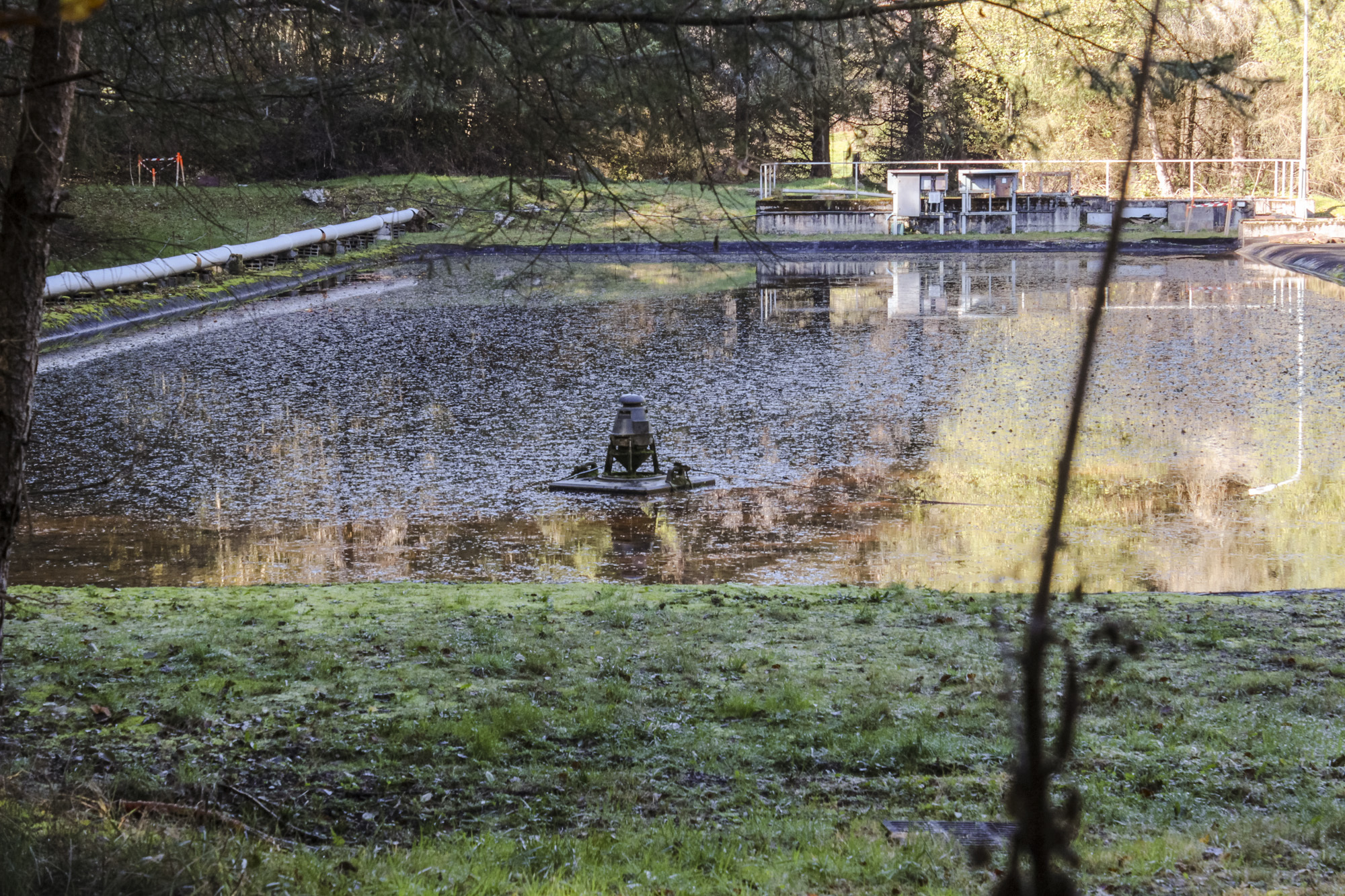 Bassins de rétention, en aval du lac de stockage, censés traiter l’eau chargée en radioactivité.