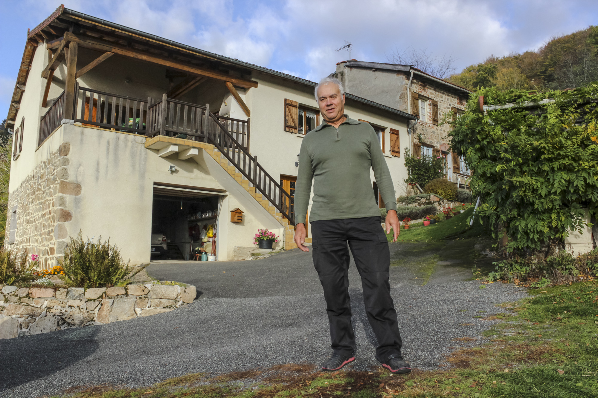 Jean-Louis Lautru, ancien mineur, a connu «l’époque dorée» de l’exploitation de l’uranium à Saint-Priest-la-Prugne. Il a été l’un des derniers à travailler à la mine, avant sa fermeture. Il passe aujourd’hui sa retraite dans un hameau reculé, à quelques kilomètres de Saint-Priest-la-Prugne.