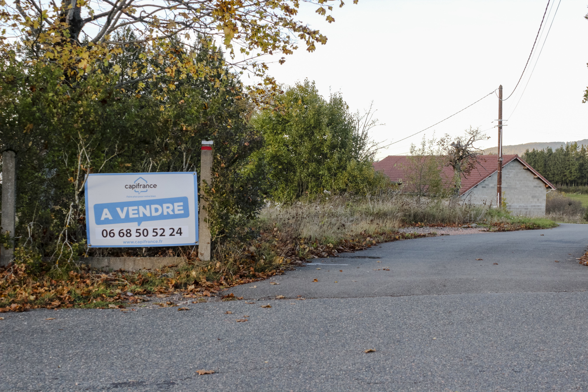 Maison à vendre, Saint-Priest-la-Prugne. Depuis la fin de l'exploitation, la population du village a presque été divisée par deux.