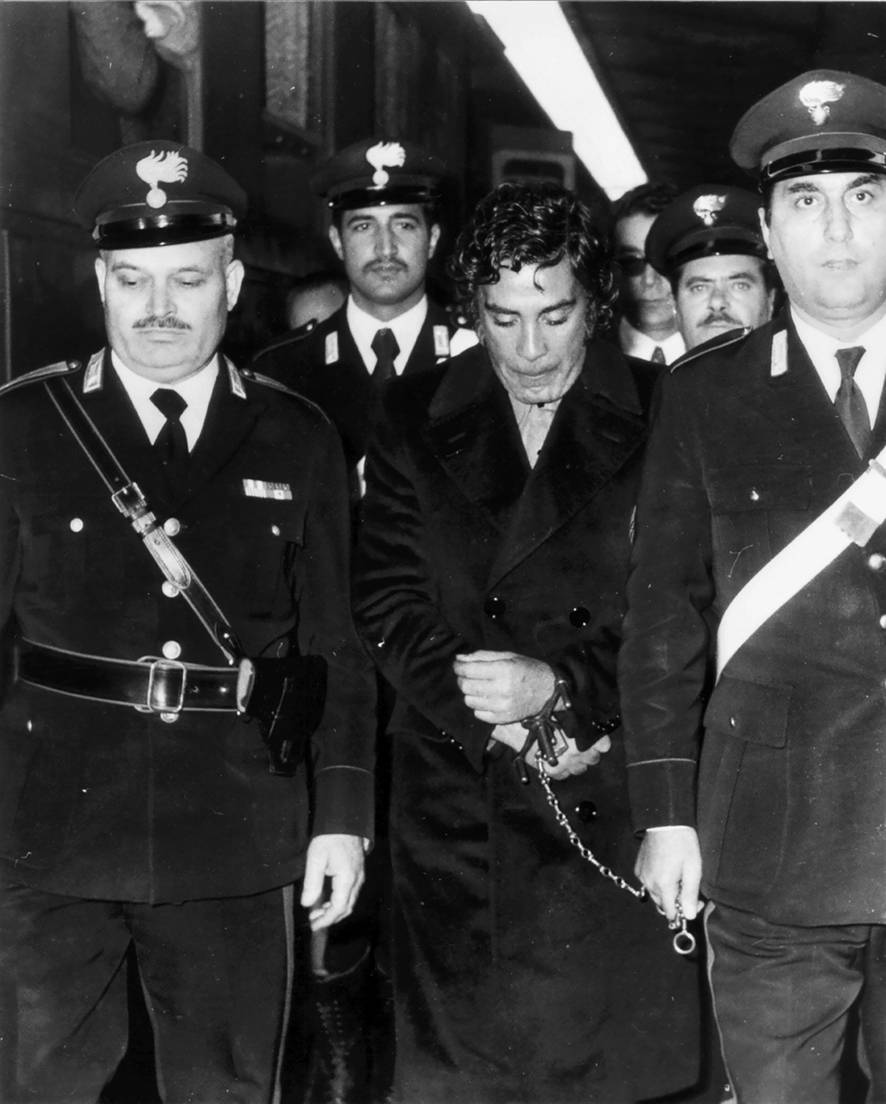 Tommaso Buscetta à son arrivée à Rome
en 1972 après avoir été extradé du Brésil.
