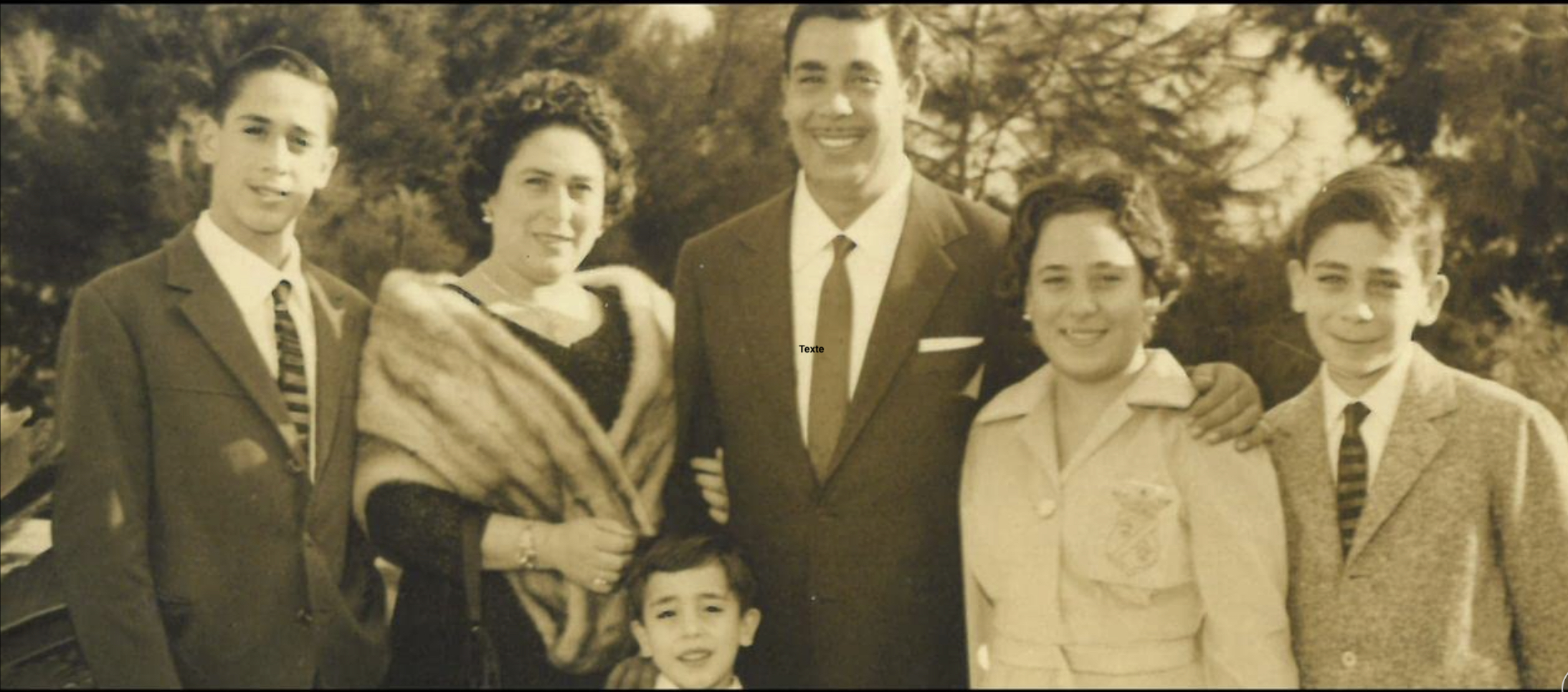 Tommaso Buscetta et sa première femme Melchiorra Cavallaro, une orpheline qu'il a épousée à l'âge de 16 ans, et leur quatre enfants: (de gauche à droite) Benedetto (1948), Felicia (1946), Antonio (1950) et le petit dernier au centre, Domenico. Palerme, c. 1957.