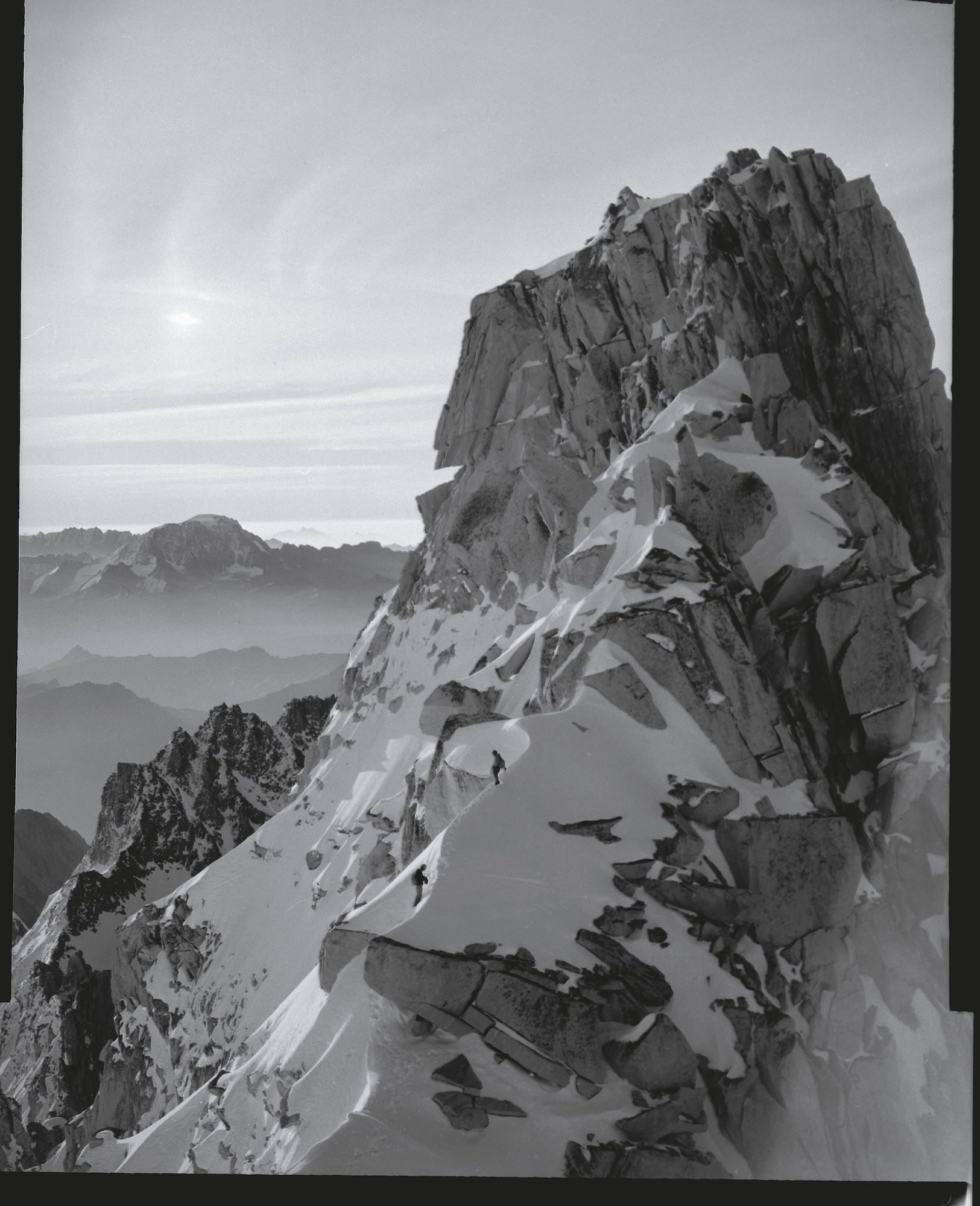 Cordée sur Flèche Rousse à l’aiguille d’Argentière (1968).