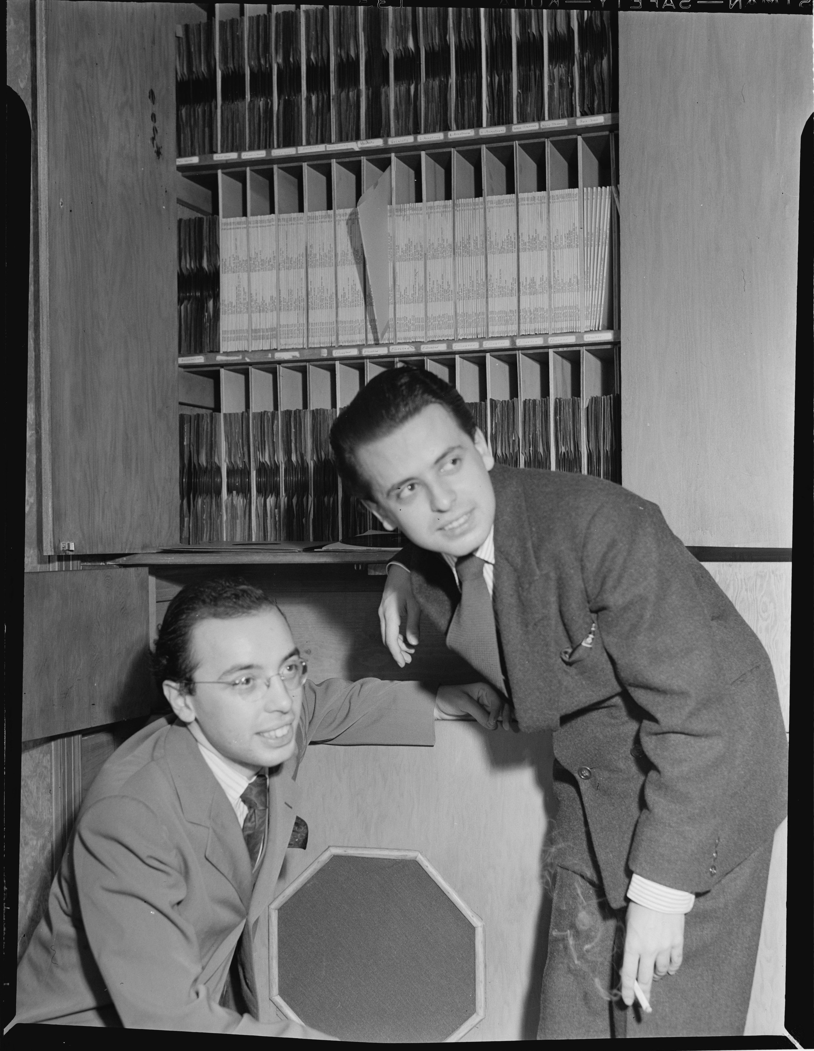 Les frères Nesuhi et Ahmet Ertegun, fondateurs du label Atlantic Recording Corporation, Ambassade de Turquie (salle des archives), Washington, années 30. 