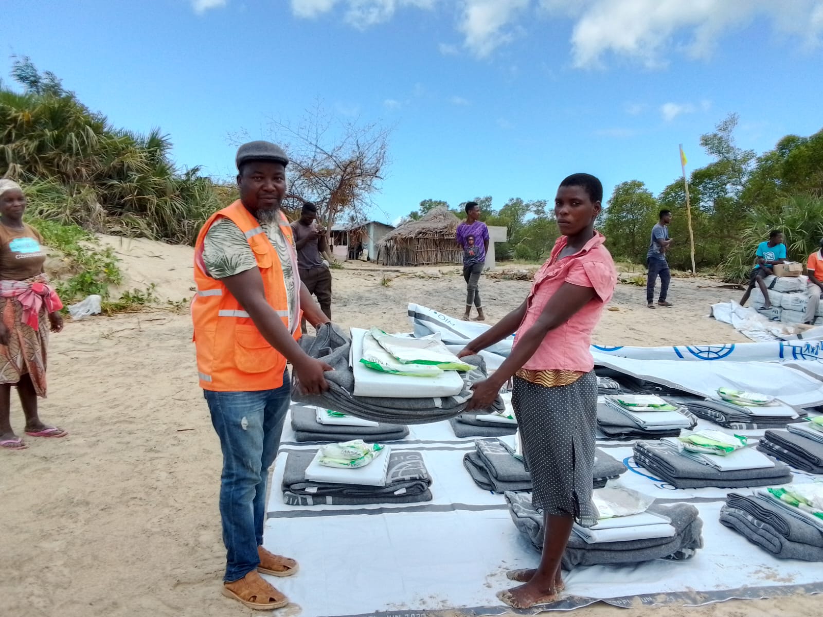 IOM distribution of NFI kits, including Tarps, blankets and mosquito nets, Machanga, Sofala