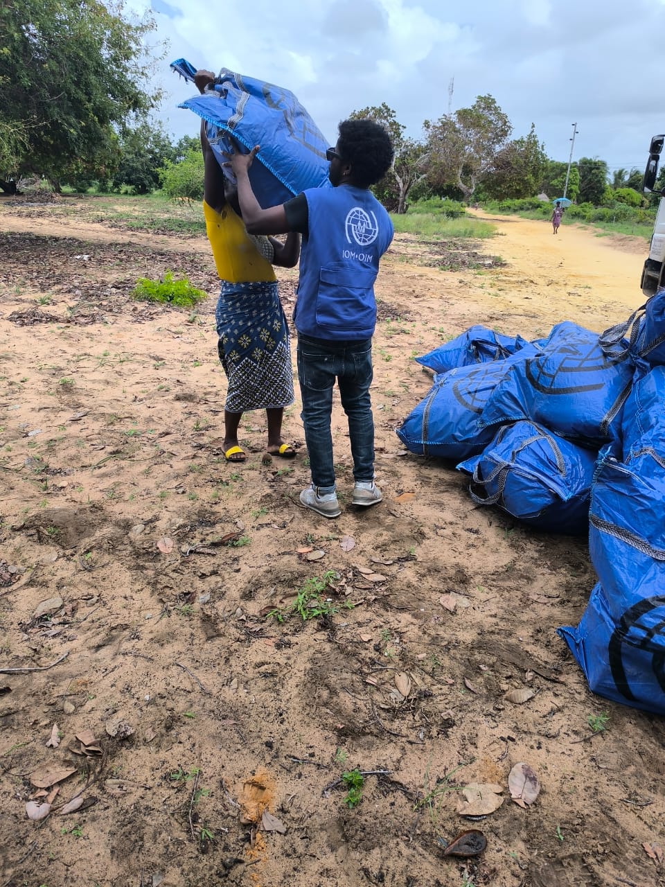 IOM distribution of NFI kits, including Tarps, blankets and mosquito nets, Vilankulos, Inhambane