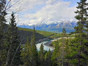 Pohled od Grassi lakes smerem nad Canmore