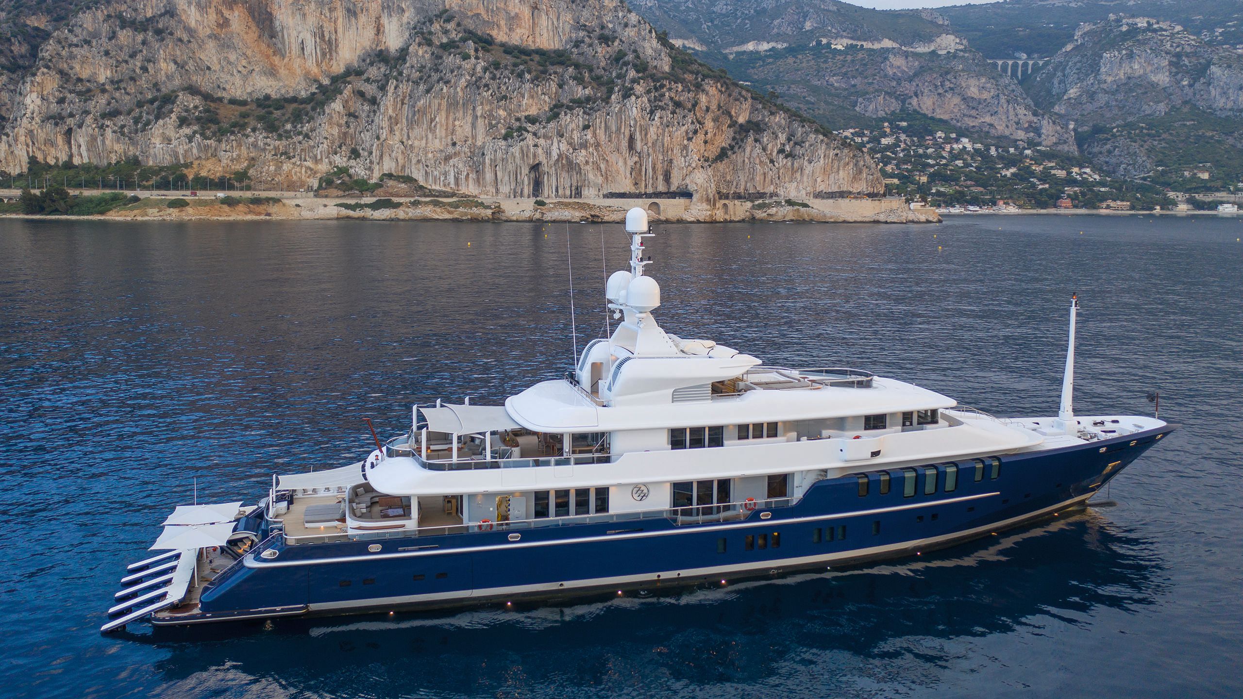 Side view of Triple Seven