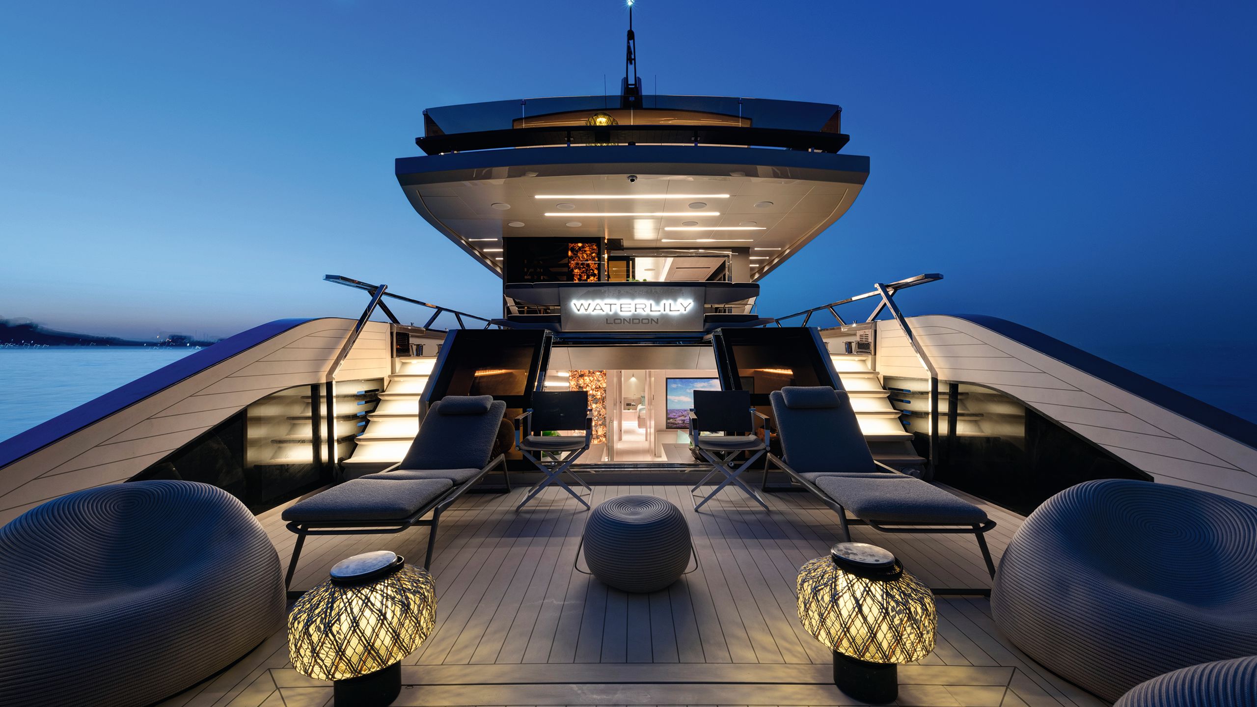 Beach platform with loose furniture